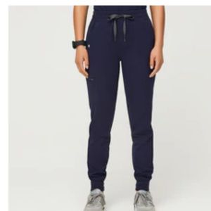 Figs scrubs high waisted Zamora joggers with scrunch waist band.